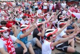 Euro 2012: odpalili racę, wybili szybę