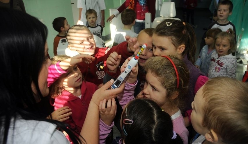 Przedszkolaki uczą się, jak dbać o zęby. Z wizytą w Wojewódzkiej Przychodni Stomatologicznej