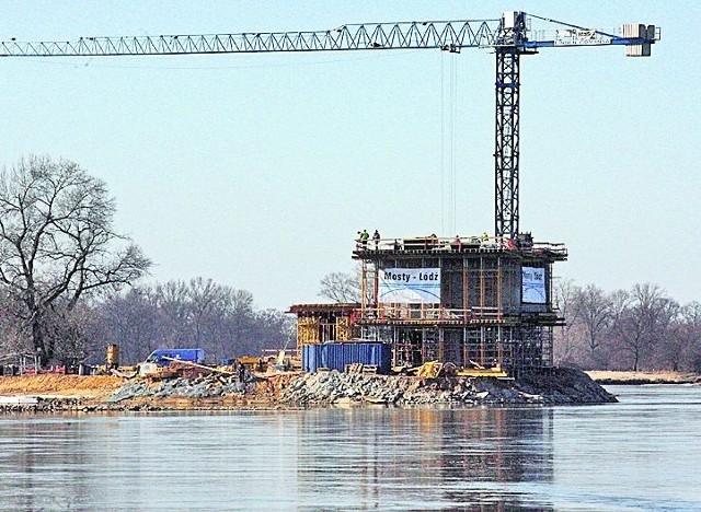 Praca przy budowie mostu w Ciechanowie idzie pełną parą