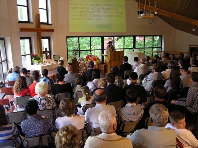 Pastor Jan Byrt odprawił nabożeństwo za Euro 2012 i rozdał...