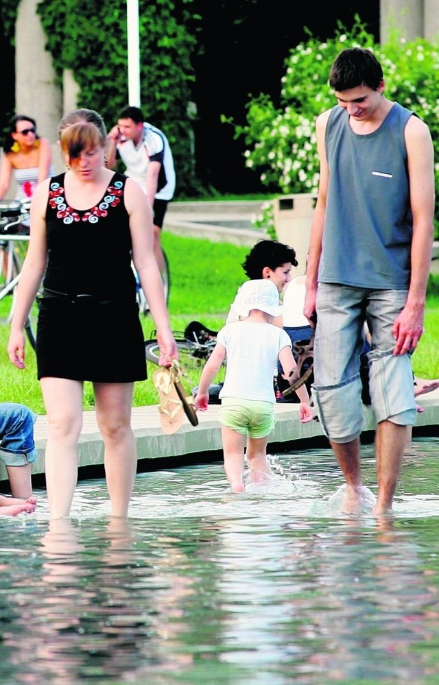 Wrocławianie szukają ochłody w fontannie na pergoli