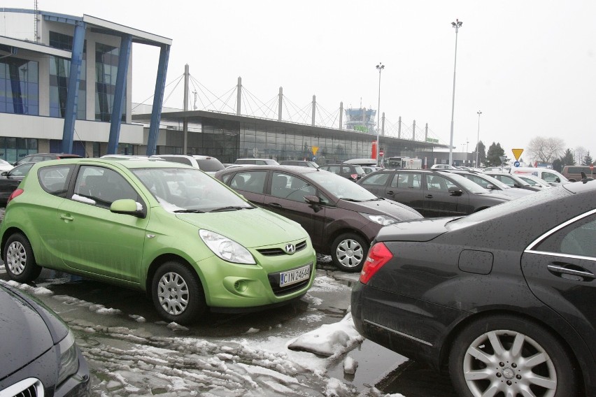 Lotnisko w Pyrzowicach pracuje mimo śnieżycy [ZDJĘCIA]