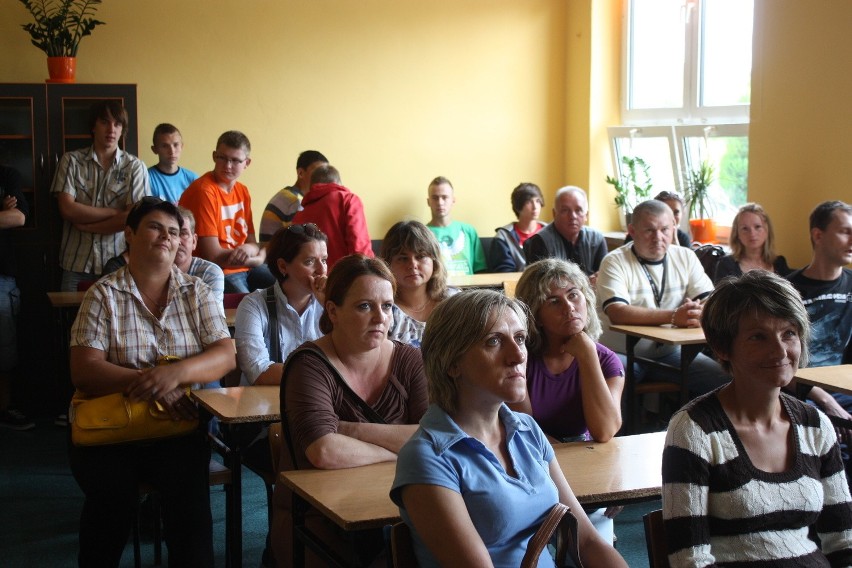 Protest rodziców uczniów ze szkoły w Łazach. Okupowali budynek starostwa [ZDJĘCIA]