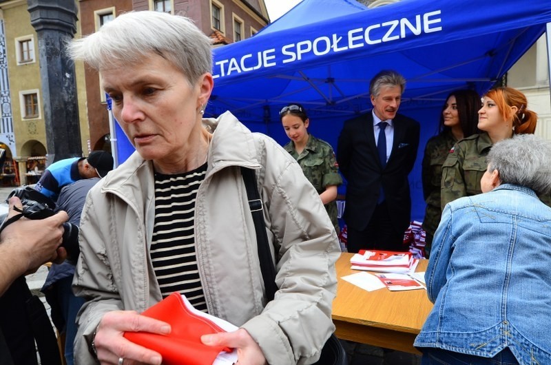 Poznań: Prezydent Grobelny rozdawał flagi mieszkańcom [ZDJĘCIA]