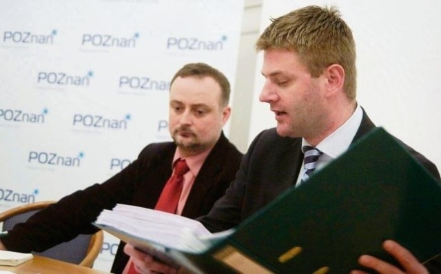 Dyrektor biura promocji miasta Łukasz Goździor (z prawej) i jego zastępca Borys Fromberg na wczorajszym &#8222;przesłuchaniu&#8221;