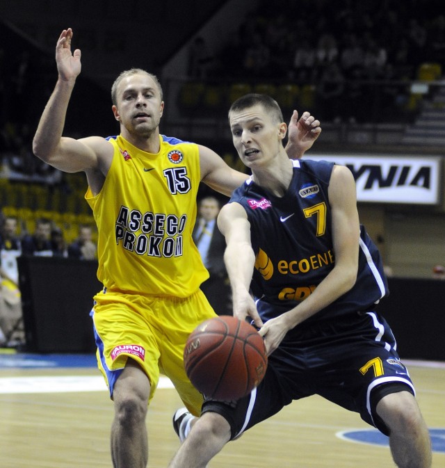 29.09.2012 gdynia tauron basket liga - tbl . polska liga koszykowki - plk . pierwsza kolejka sezonu rundy zasadniczej sezonu 2012/2013 . mecz asseco prokom gdynia (zolte stroje) - start gdyniana zdjeciu: z pilka sebastian kowalczyk (7) za nim lukasz koszarek (15) fot. przemek swiderski / polskapresse dziennik baltycki