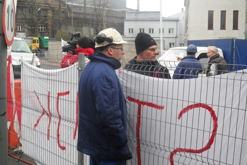 Strajk w Hucie Batory: Załoga chce mediatora [ZDJĘCIA i WIDEO]