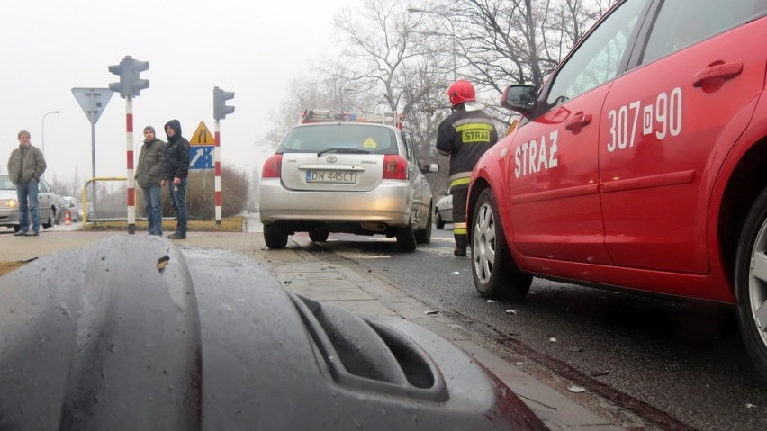 Wypadek na ul. Bystrzyckiej, korki na Gądowiance (ZDJĘCIA)