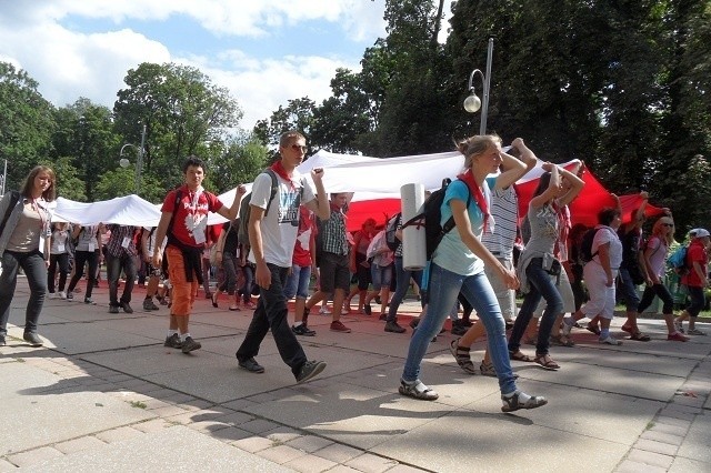 Pielgrzymka Diecezji Sosnowieckiej na Jasną Górę w pełnym słońcu! [ZDJĘCIA]