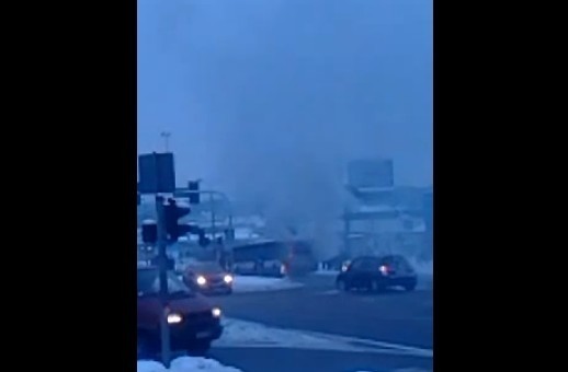 Kadr z filmu, na którym widaż płonący autobus w Sosnowcu