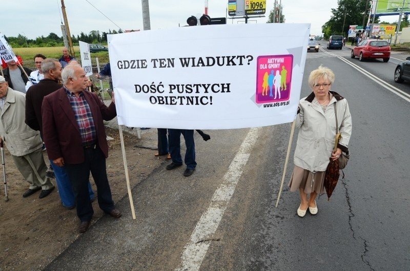 Pikieta mieszkańców Plewisk, którzy domagają się budowy...