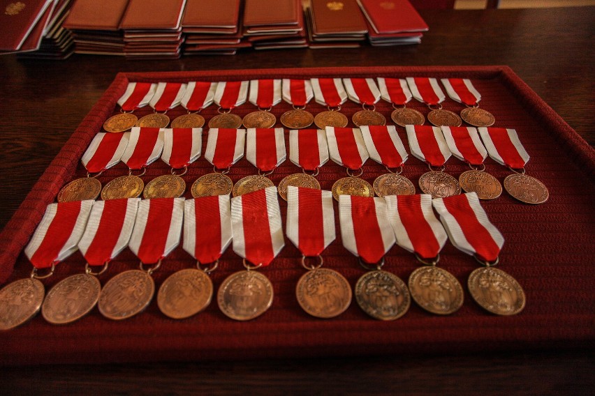 Prawie sto osób odebrało medale "Za zasługi dla obronności...