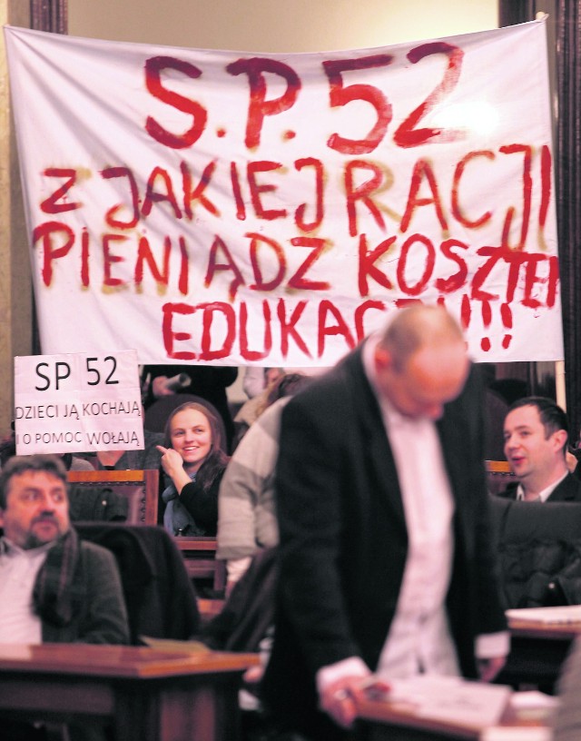 Na sesji Rady Miasta trzy tygodnie temu protestowała m.in. SP 52. Jest na liście uratowanych