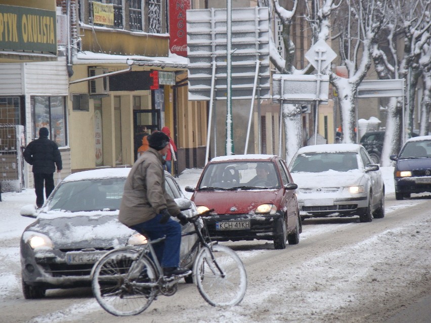 Poranny śnieg sparaliżował Olkusz [ZDJĘCIA]