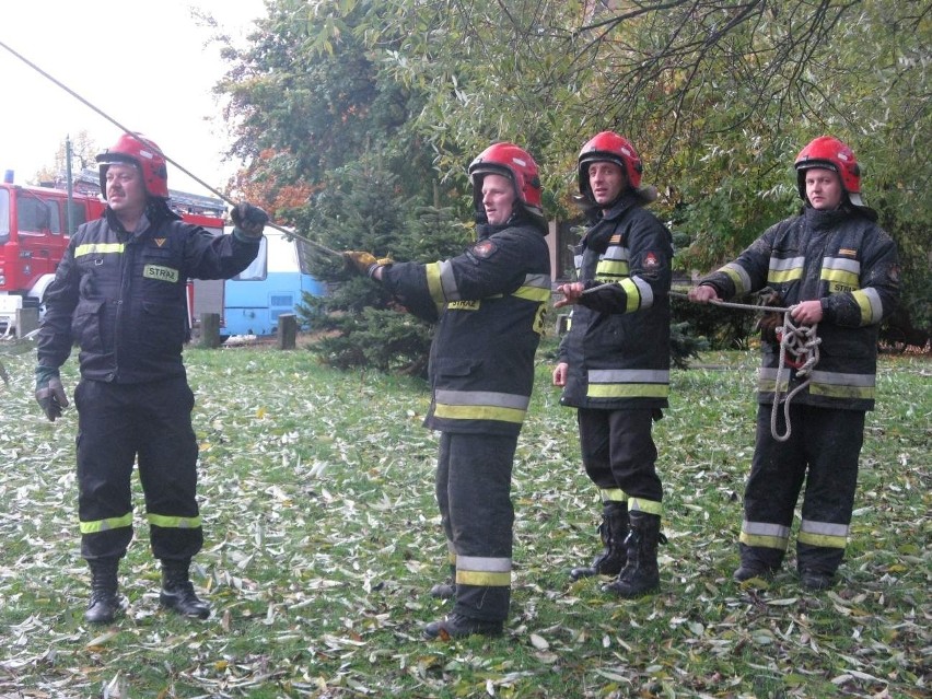 Strażacy usuwają skutki wichury w Kartuzach