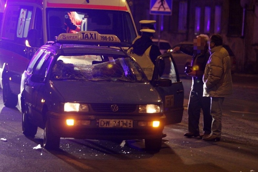 Taksówka potrąciła kobietę na skrzyżowaniu Wyszyńskiego i Damrota (ZDJĘCIA)