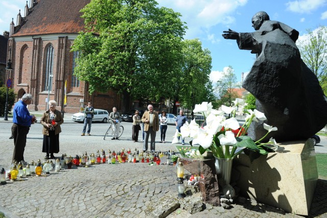 Pomnik Jana Pawła II na Ostrowie Tumskim w Poznaniu
