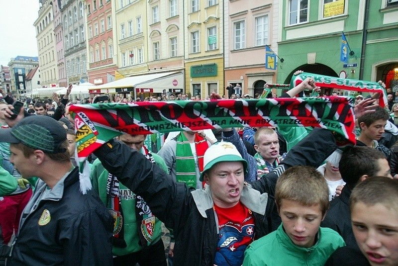 Tak wrocławianie fetowali mistrzostwo Śląska Wrocław 2012 na Rynku (ZDJĘCIA, FILM)