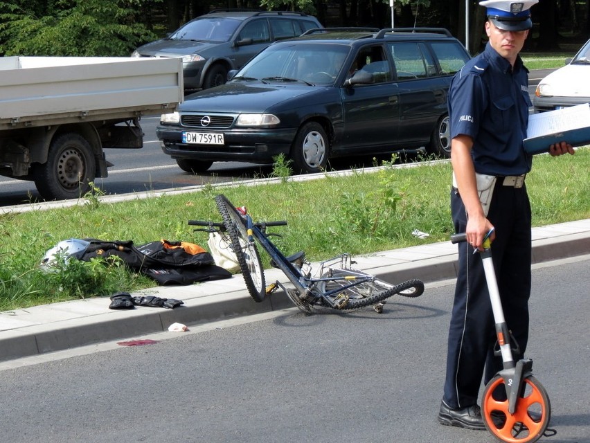 Wrocław: Motocyklista potrącił rowerzystę na skrzyżowaniu (ZDJĘCIA)