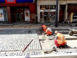 Katowice: Wykładają kostkę brukową na ulicy św. Jana [ZDJĘCIA]