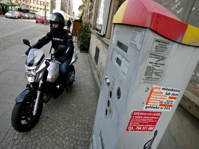 Paweł Wielgus, wrocławski motocyklista zwrócił nam uwagę na nieżyciowe zapisy w uchwale rady miejskiej. Od tego czasu zmieniły się parkomaty, ale miasto nie zamierza niczego ułatwiać posiadaczom motorów