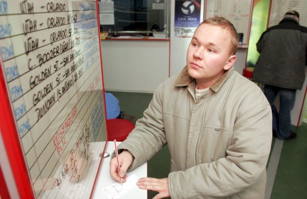 Pierwszy zakład jak pierwsza fajka - uważa psychoterapeuta.