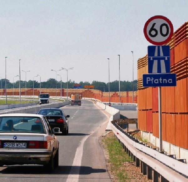 Na autostradzie stoją  już tablice z napisem "płatna".