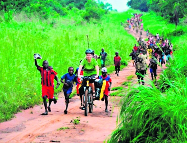 Na etapie biegnącym przez Republikę Środkowoafrykańską podróżnikom towarzyszą tłumy dzieci 