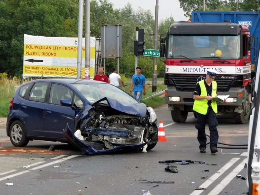 Czołowe zderzenie na drodze Wrocław-Oława. Auto wjechało w przystanek (ZDJĘCIA)