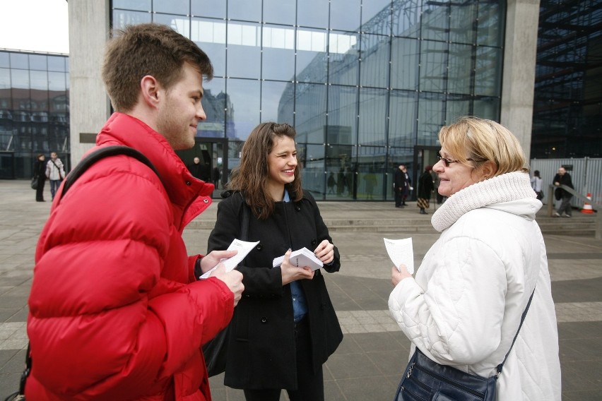 Katowice: Młodzi Demokraci rozdawali ulotki przypominające o Stalinogrodzie [ZDJĘCIA]