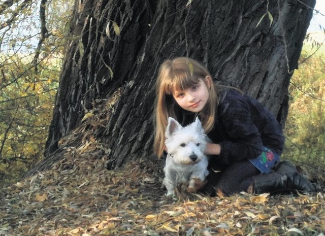 Megi jest w domu rodziny Kruków od 2010 roku. Na zdjęciu z Martyną.