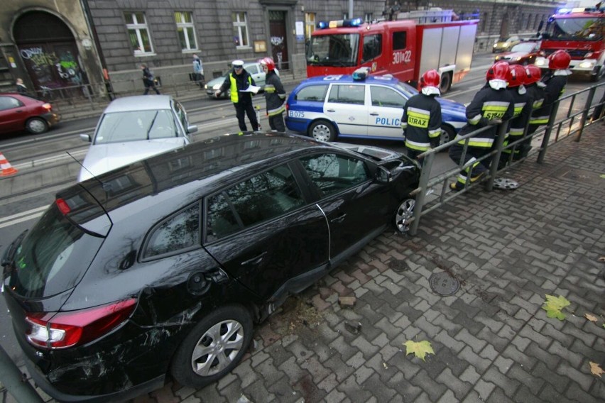 Wypadek na Podwalu: Samochód blokował torowisko. Ogromne korki (ZDJĘCIA)