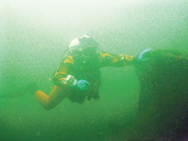 Pod wodą nurkowie znaleźli kompletnie zniszczone fragmenty &quot;Schleswig-Holsteina&quot;