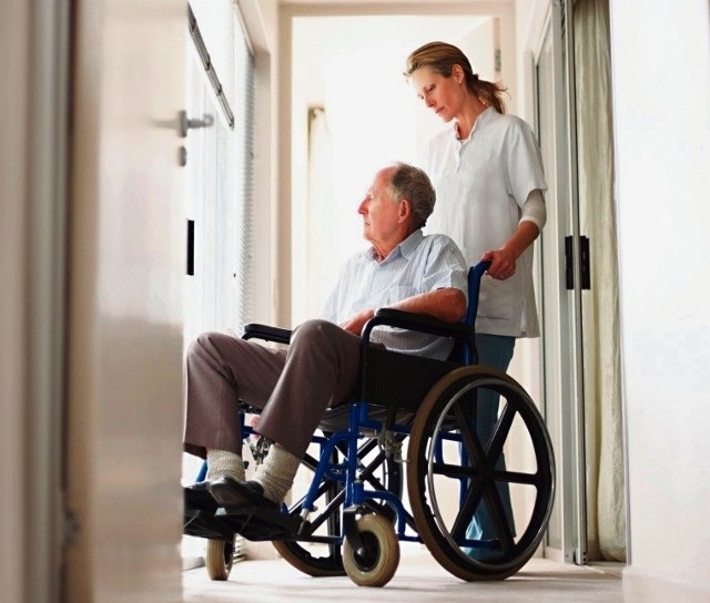 Pielęgniarka lub opiekunka seniora może zarobić 1300 euro