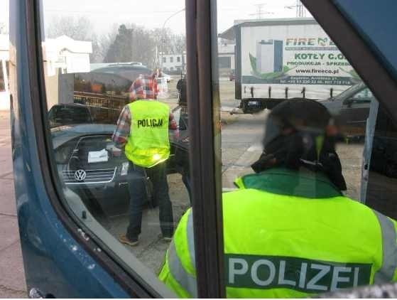 Nalot niemieckiej policji na giełdę we Wrocławiu. Znalazła kilka kradzionych aut (ZDJĘCIA, FILM)