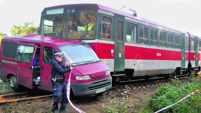 Pasażerom szynobusa nic się nie stało. Cztery osoby z peugeota trafiły do szpitala