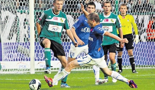Lech  z GKS Bełchatów przy Bułgarskiej przeważnie remisował. Poznaniakom o wiele lepiej grało się z tym zespołem na wyjeździe. 15 sierpnia 2011 roku wygrali 3:0    