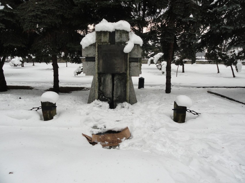 Nowy Sącz: skradli mosiężne tablice na cmentarzu [ZDJĘCIA]