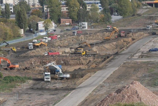 Komisja ds. Nowego centrum Łodzi będzie pracować kolejny rok. Radni wierzą, że przez 12 miesięcy uda się poznać utajniony harmonogram budowy Dworca Fabrycznego.