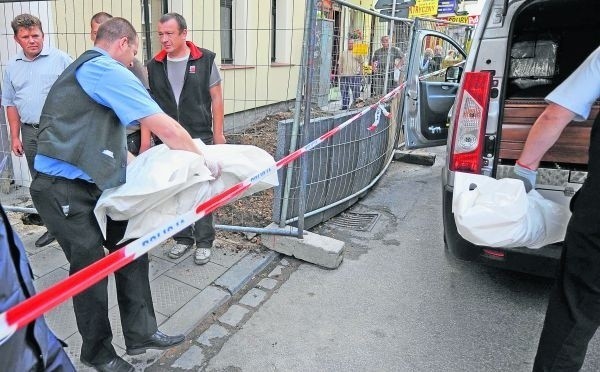 Szczątki czterech osób znaleziono podczas remontu  kamienicy przy ulicy Bydgoskiej na Śródce w lipcu tego roku