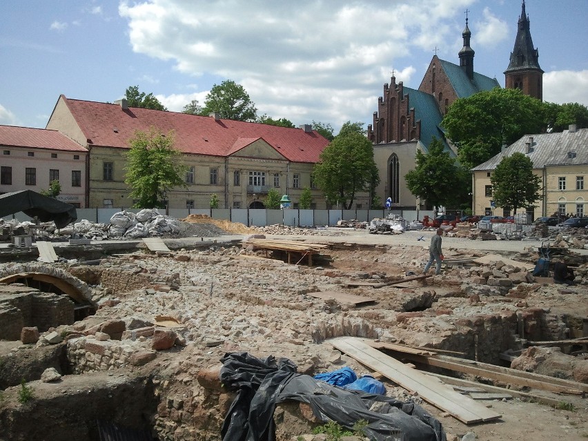 Na rynku w Olkuszu odkopali starą wieżę ciśnień [ZDJĘCIA i WIDEO]