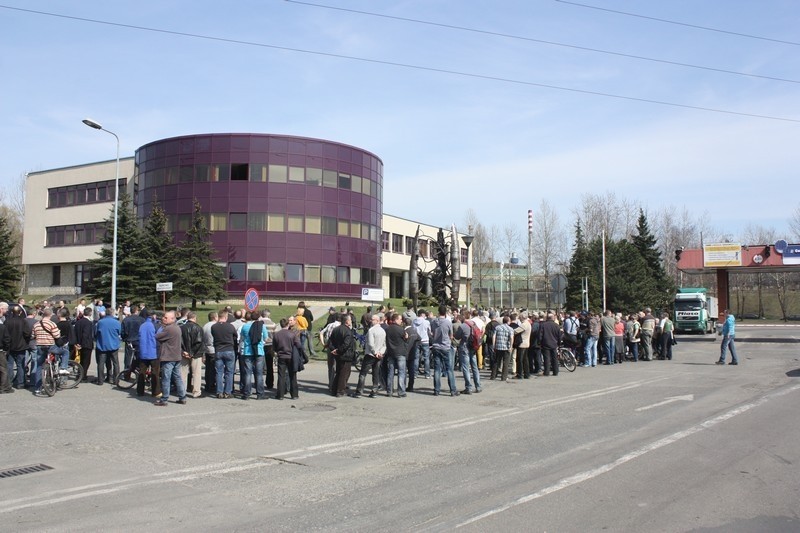 Pikieta przed Hutą CMC Zawiercie: Kilkaset osób demonstrowało przed zakładem [ZDJĘCIA]