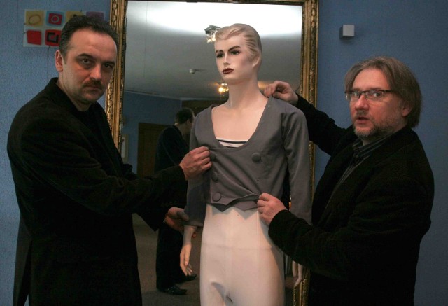 Adam Szydłowski i Dariusz Wiktorowicz oglądają kostium wielkiego mima