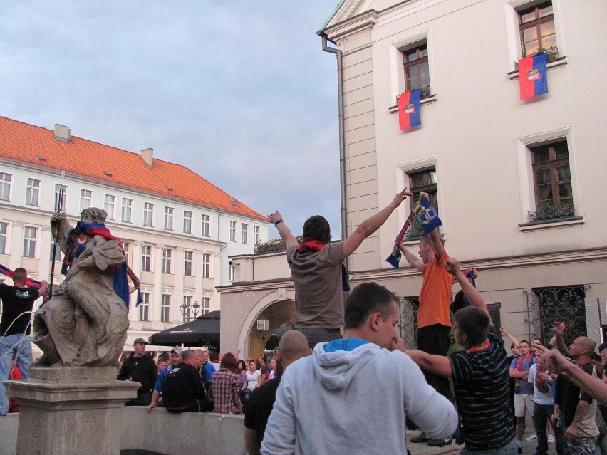 Piast Gliwice w ekstraklasie, kibice świętują, policja strzela! [ZDJĘCIA i WIDEO]