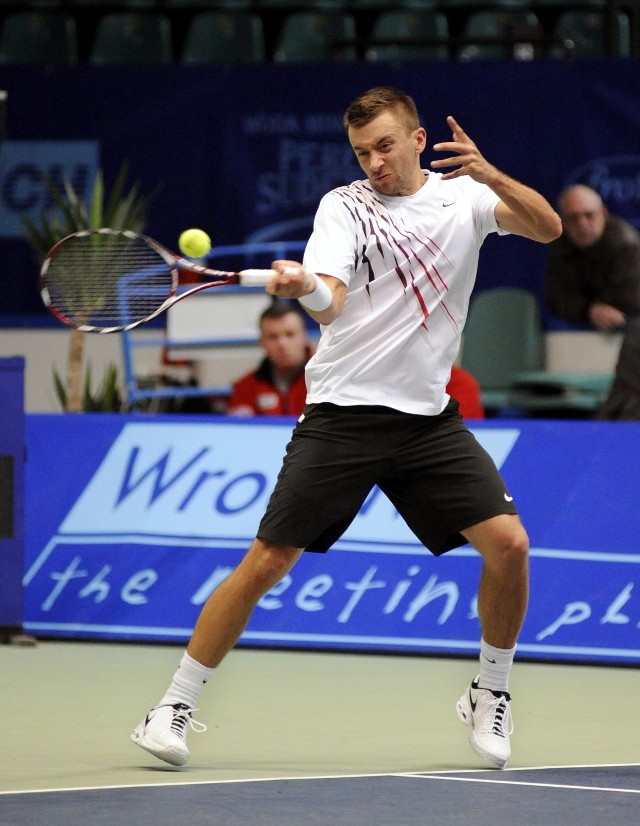 Michał Przysiężny awansował do ćwierćfinału challengera ATP na twardych kortach w japońskiej Toyocie.