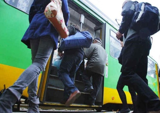 Kobieta wysiadająca z tramwaju została potrącona przez samochód