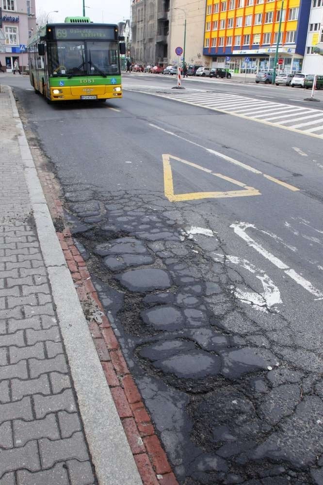 Na Zwierzynieckiej dziury w jezdni są duże i niebezpieczne