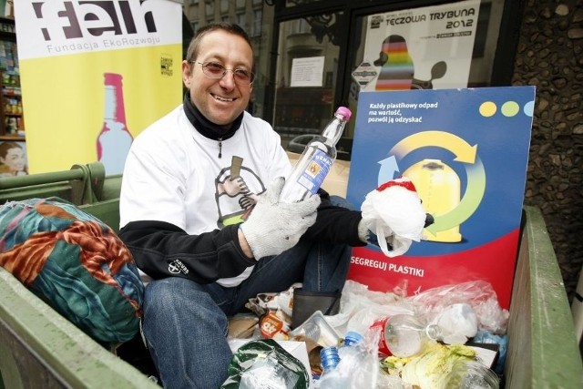 Dominik Dobrowolski, wrocławski podróżnik i ekolog, obliczał, ile każde ze śmieci jest wart
