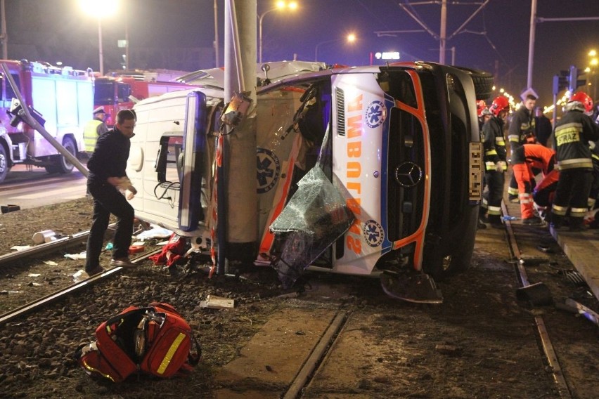 Wrocław: Wypadek karetki wiozącej noworodka. Jedna osoba nie żyje, 5 rannych (ZDJĘCIA)