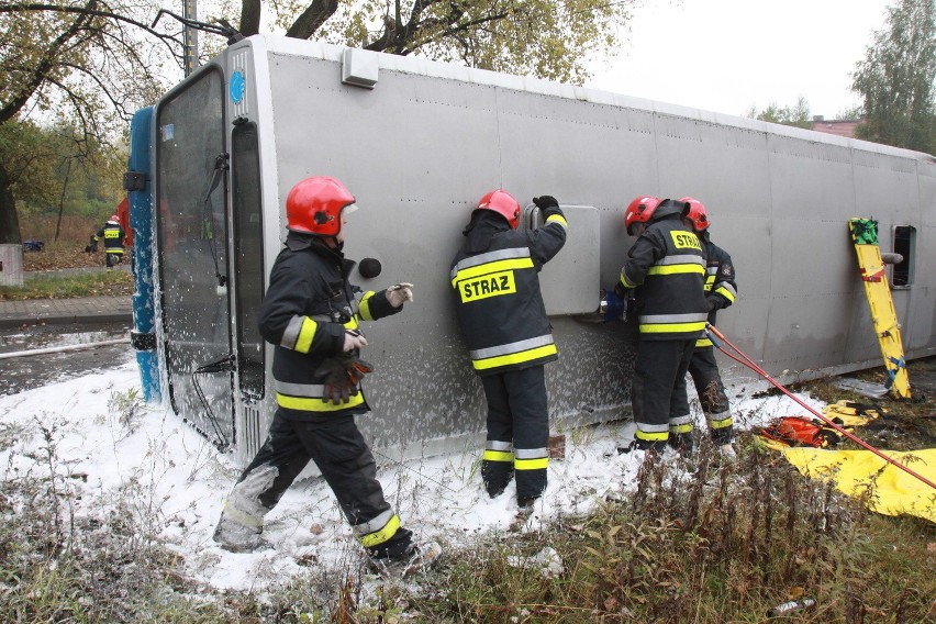 Wypadek autobusu w Lipinach [ZDJĘCIA Z ĆWICZEŃ STRAŻAKÓW]